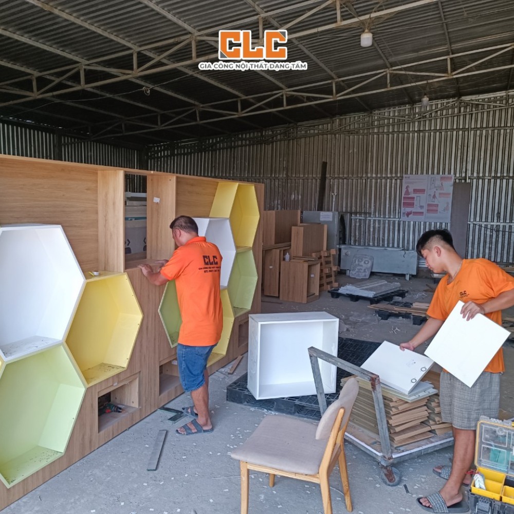 Gia công nội thất gỗ tấm CLC: Kiến tạo không gian làm việc đột phá